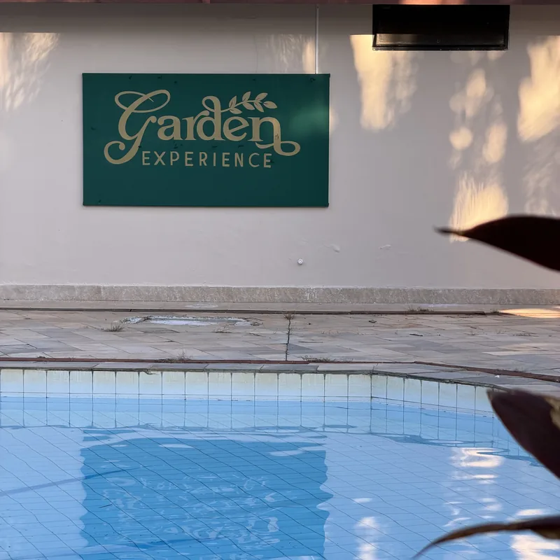 Fachada com placa e piscina do Garden Experience no Parque Nardini em Americana