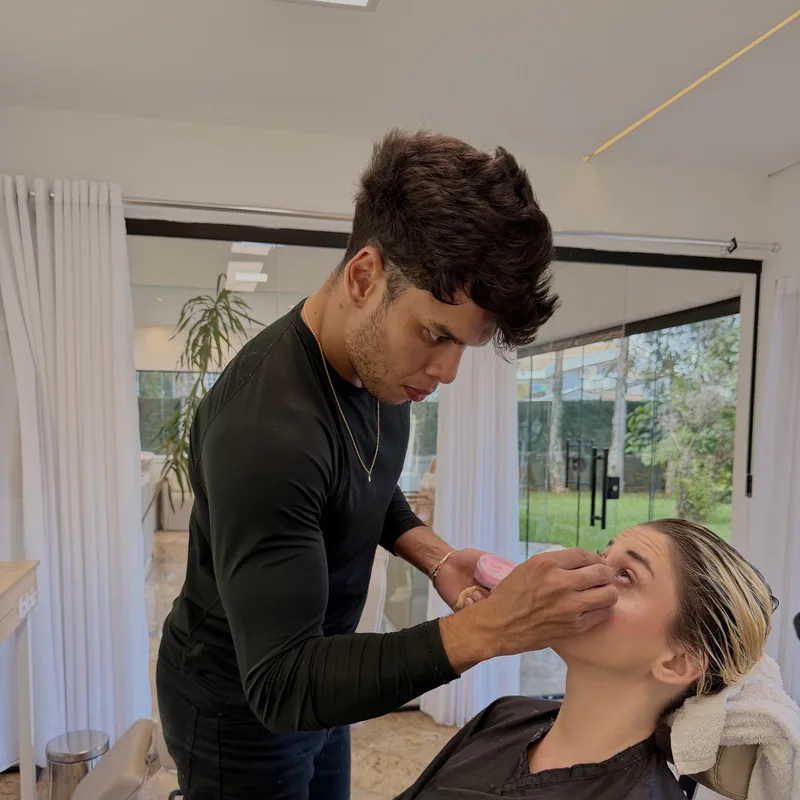 Maquiagem profissional sendo aplicada no Garden Experience, salão de beleza em Americana