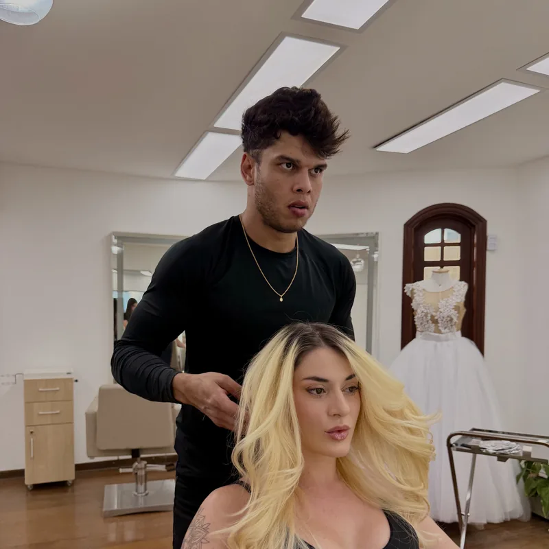 Profissional realizando aplicação de mechas em cliente no Garden Experience, salão em Americana