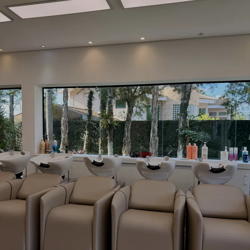 Sala de espera confortável com vista para o jardim no Garden Experience em Americana